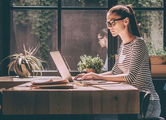 woman-on-laptop-glasses-1200x628_2048x.progressive